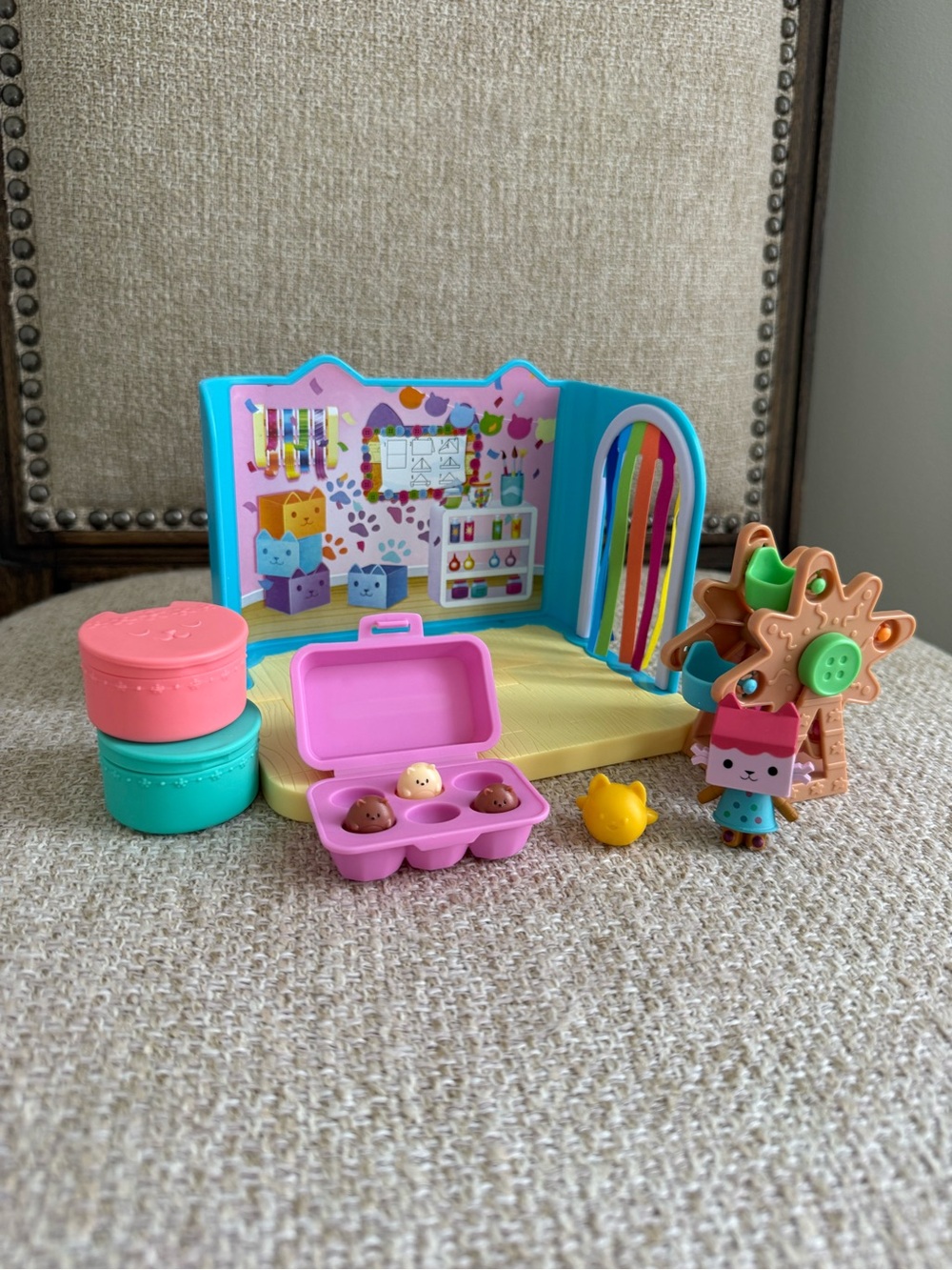 Gabby’s Dollhouse Baby Box Cat Craft-A-Riffic Room Playset with figures